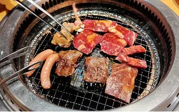 地元の美食を味わう