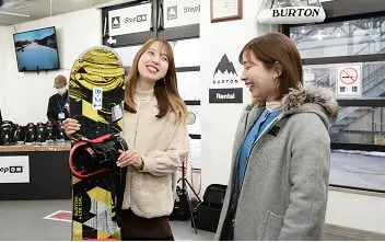 スキー板orスケートボード受け取り